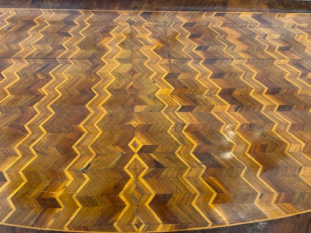 Comò di area parmense lastronato con decori a saette e bronzi dorati-photo-4