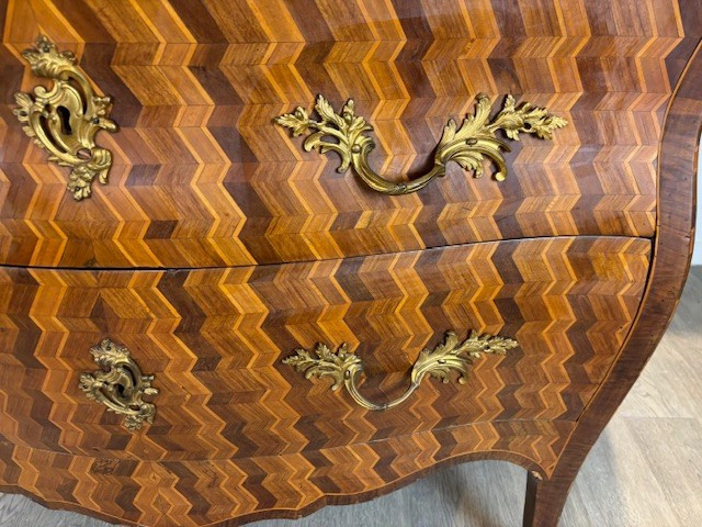 Comò di area parmense lastronato con decori a saette e bronzi dorati-photo-1