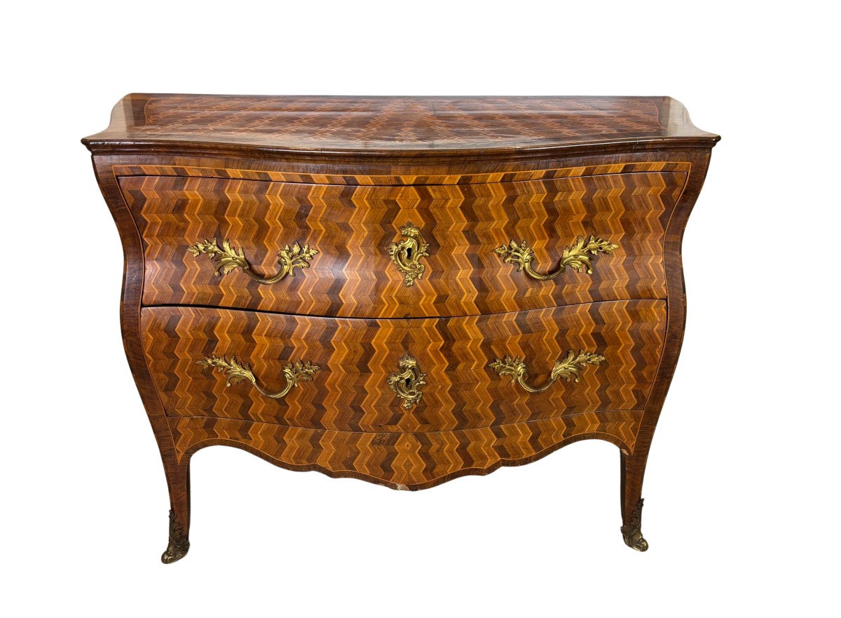 Comò di area parmense lastronato con decori a saette e bronzi dorati