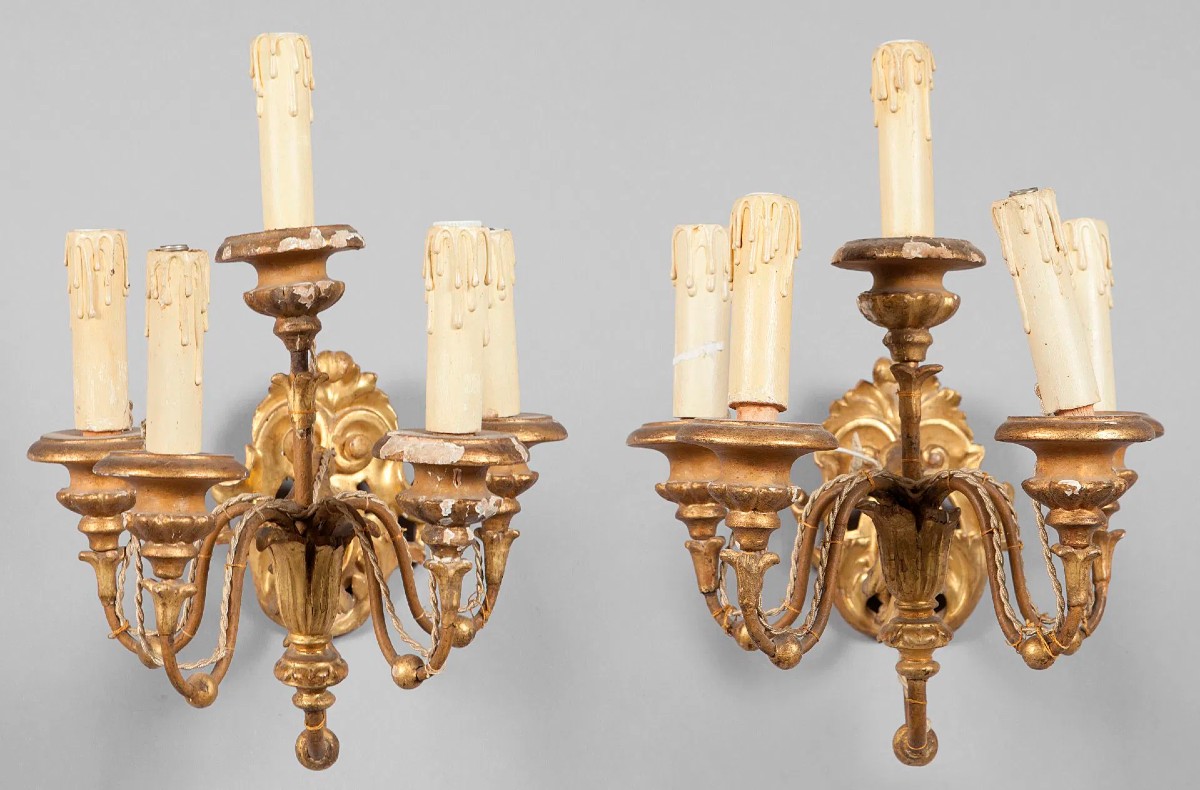 Coppia di punti luce in metallo e legno dorato