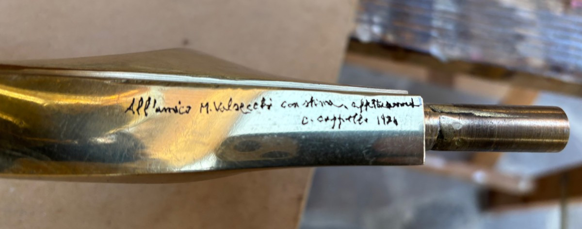 Scultura in bronzo dorato su base in plexiglass firmata e datata "Carmelo Cappello '74"-photo-2