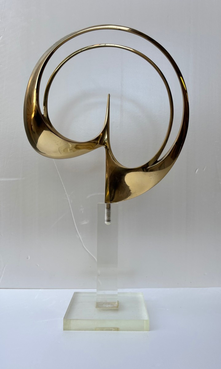 Scultura in bronzo dorato su base in plexiglass firmata e datata "Carmelo Cappello '74"