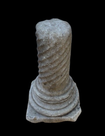 Colonna in marmo bianco con scanalature elicoidali e capitello-photo-1