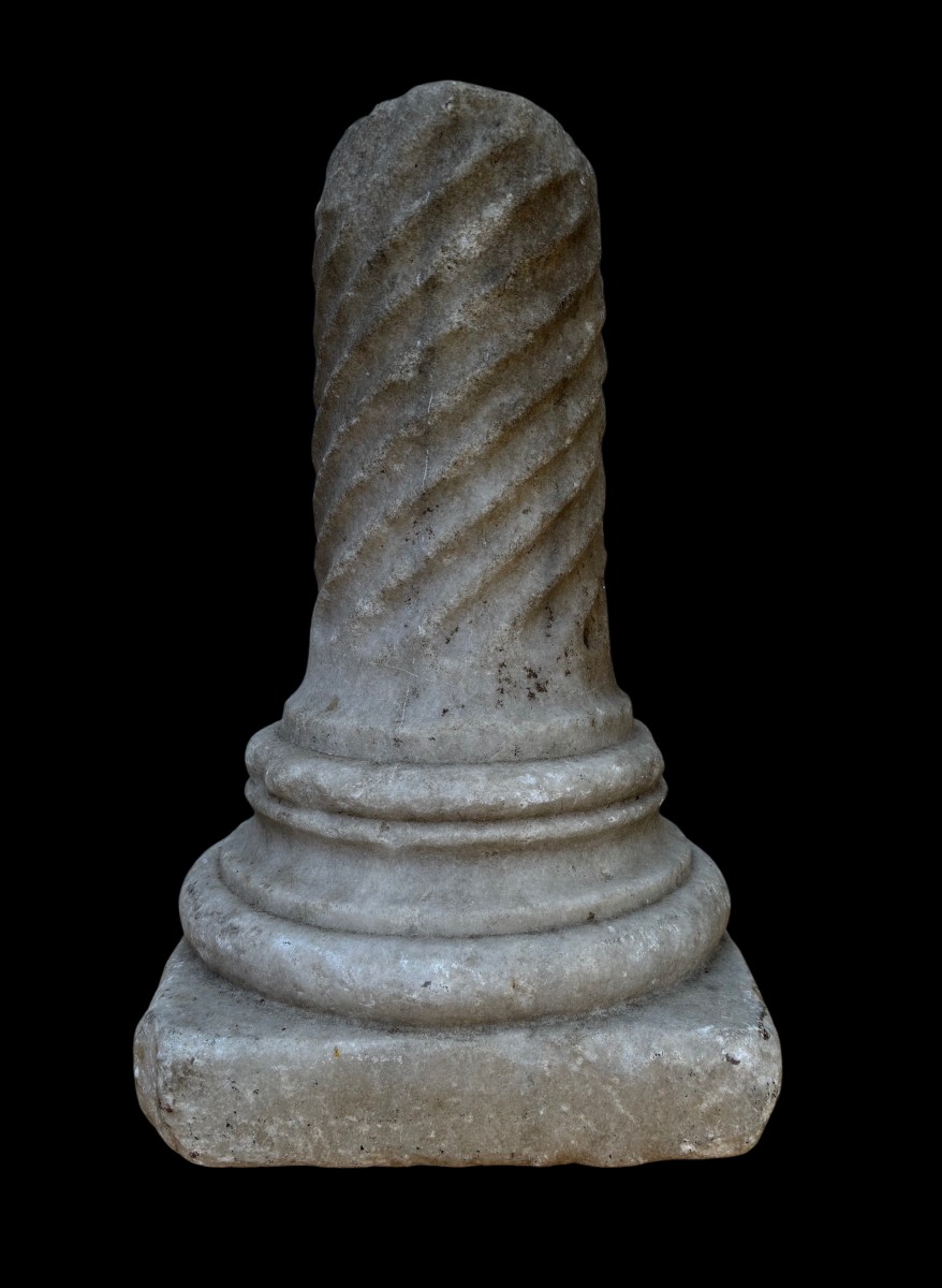 Colonna in marmo bianco con scanalature elicoidali e capitello