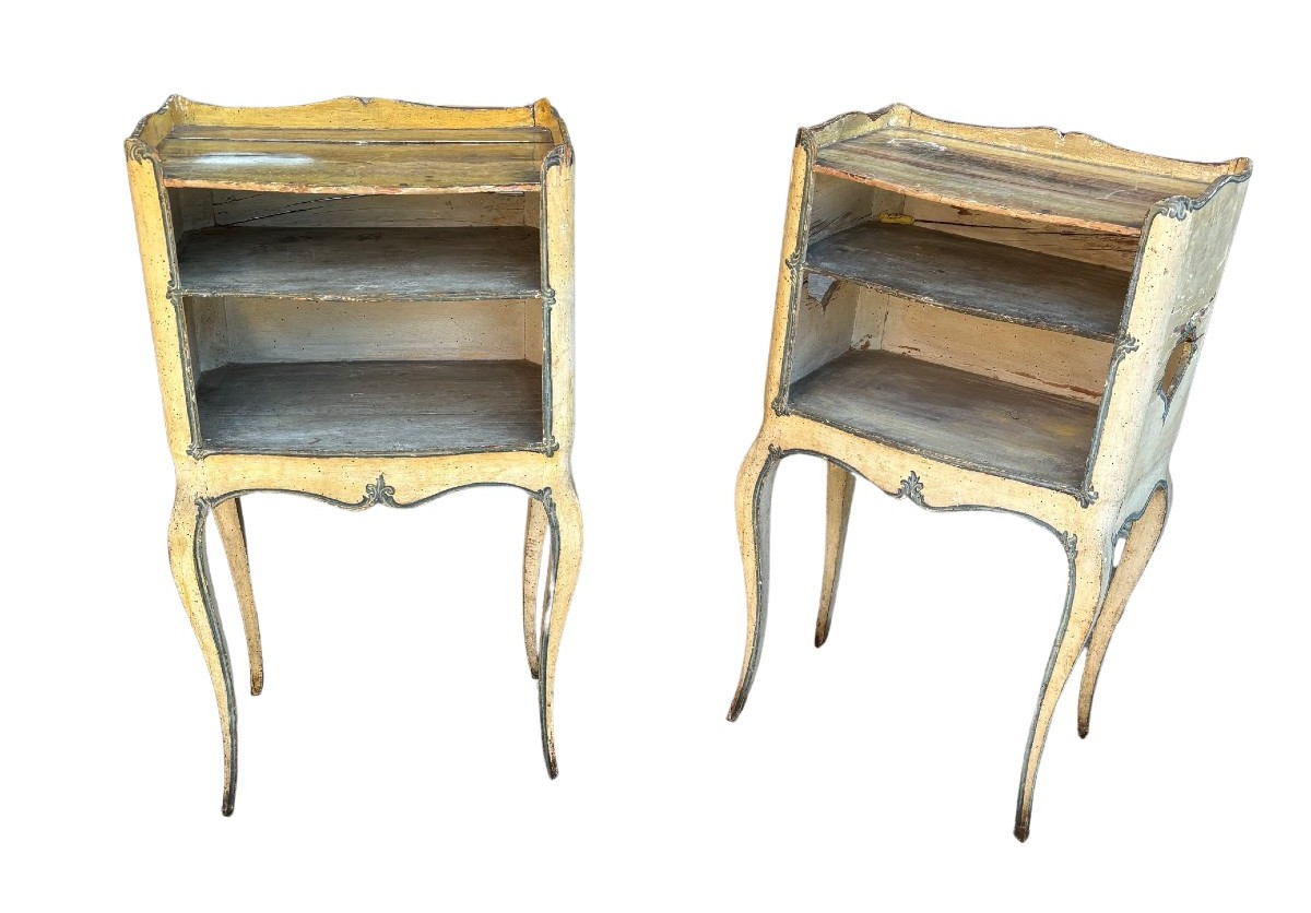 Coppia di mobiletti da centro laccati genovesi con coperchi dipinti a finto marmo