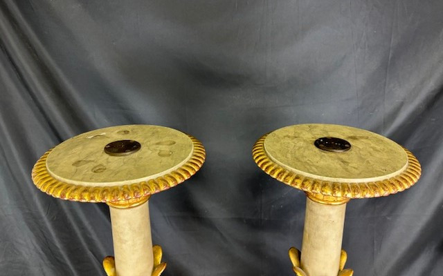 Coppia di gueridons in legno laccato e dorato-photo-2
