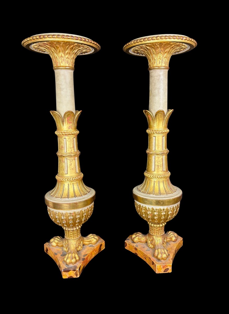 Coppia di gueridons in legno laccato e dorato