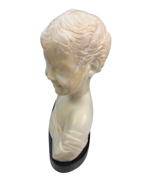 Busto di fanciullo in marmo che ride-photo-2