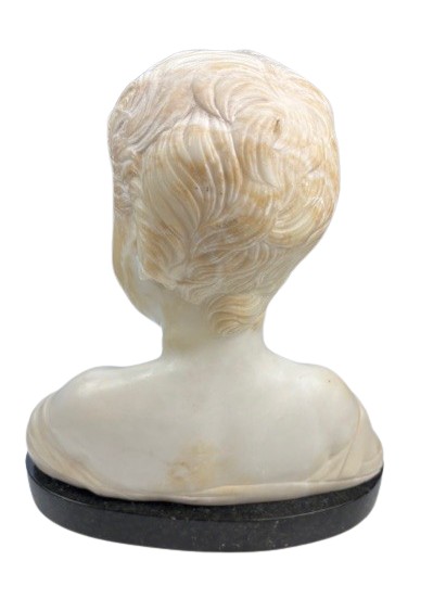 Busto di fanciullo in marmo che ride-photo-3