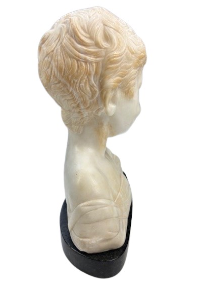 Busto di fanciullo in marmo che ride-photo-4