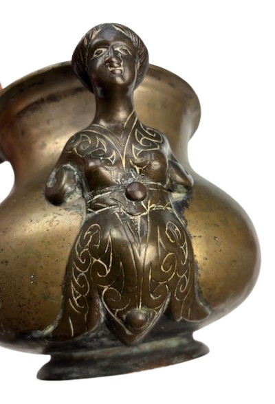 Brocca in bronzo con doppia impugnatura a figura umana-photo-2