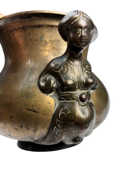 Brocca in bronzo con doppia impugnatura a figura umana-photo-1