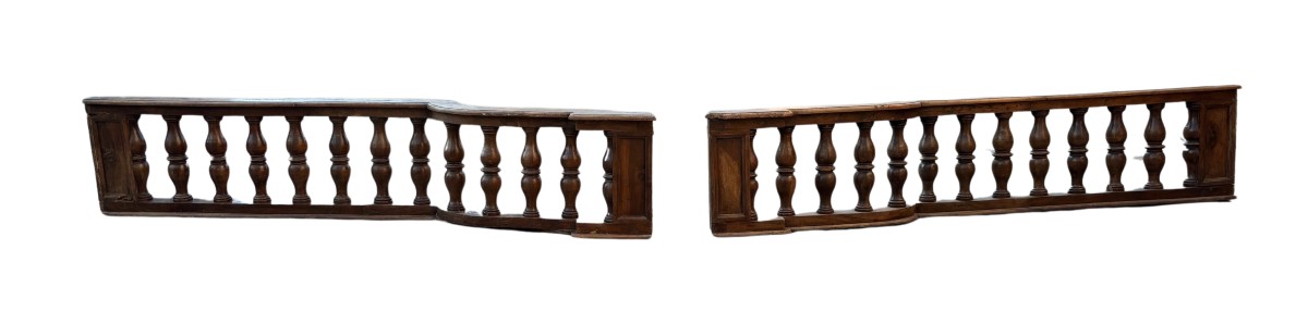 coppia di balaustre in noce sagomate