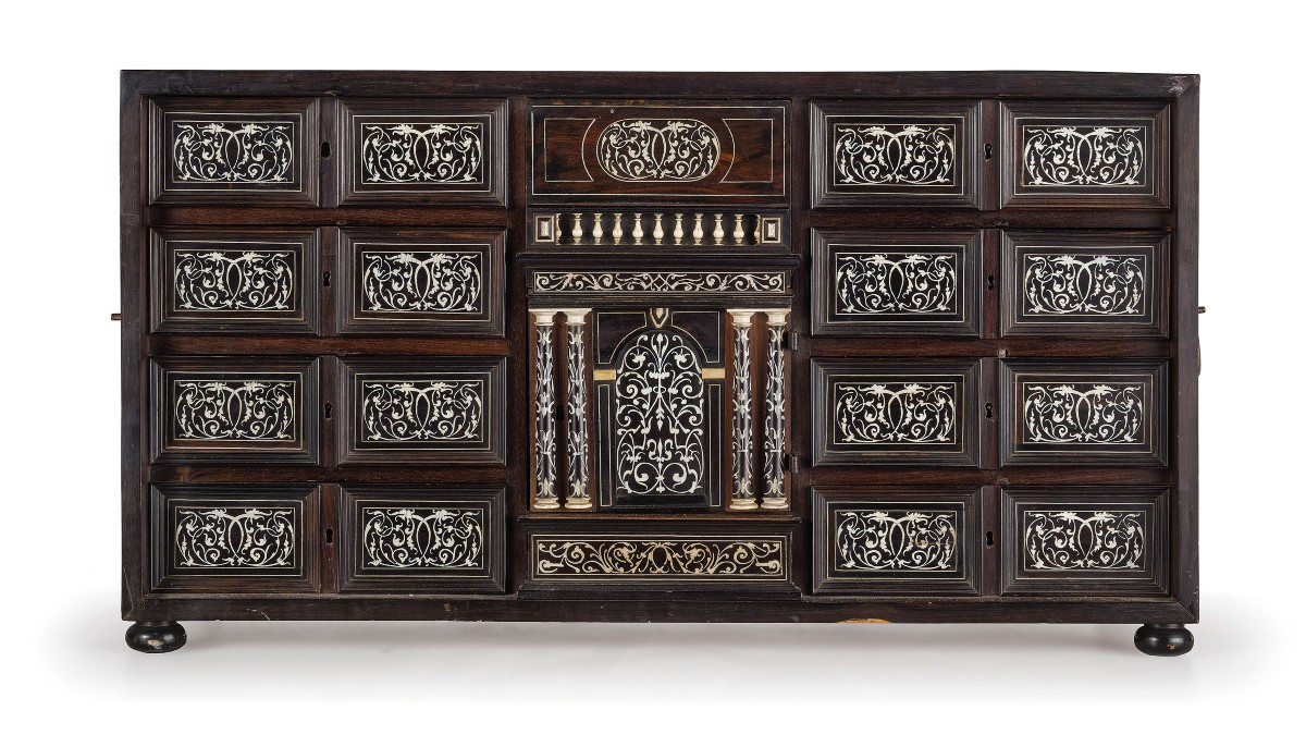 Monetiere in legno ebanizzato con intarsi in avorio 