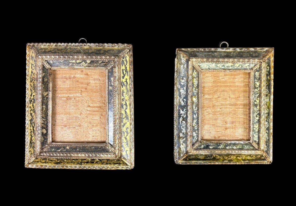 Coppia di cornici in legno dorato e vetri decorati con torchon