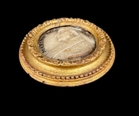 Profilo in marmo raffigurante Papa Marino Secondo entro cornice in legno intagliato e dorato-photo-2