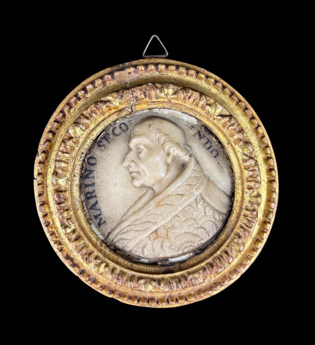 Profilo in marmo raffigurante Papa Marino Secondo entro cornice in legno intagliato e dorato