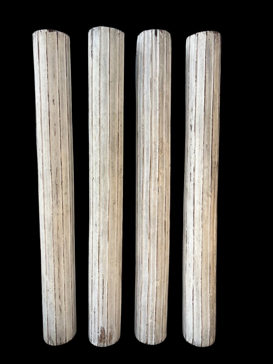 Quattro colonne in legno di teak laccato chiaro