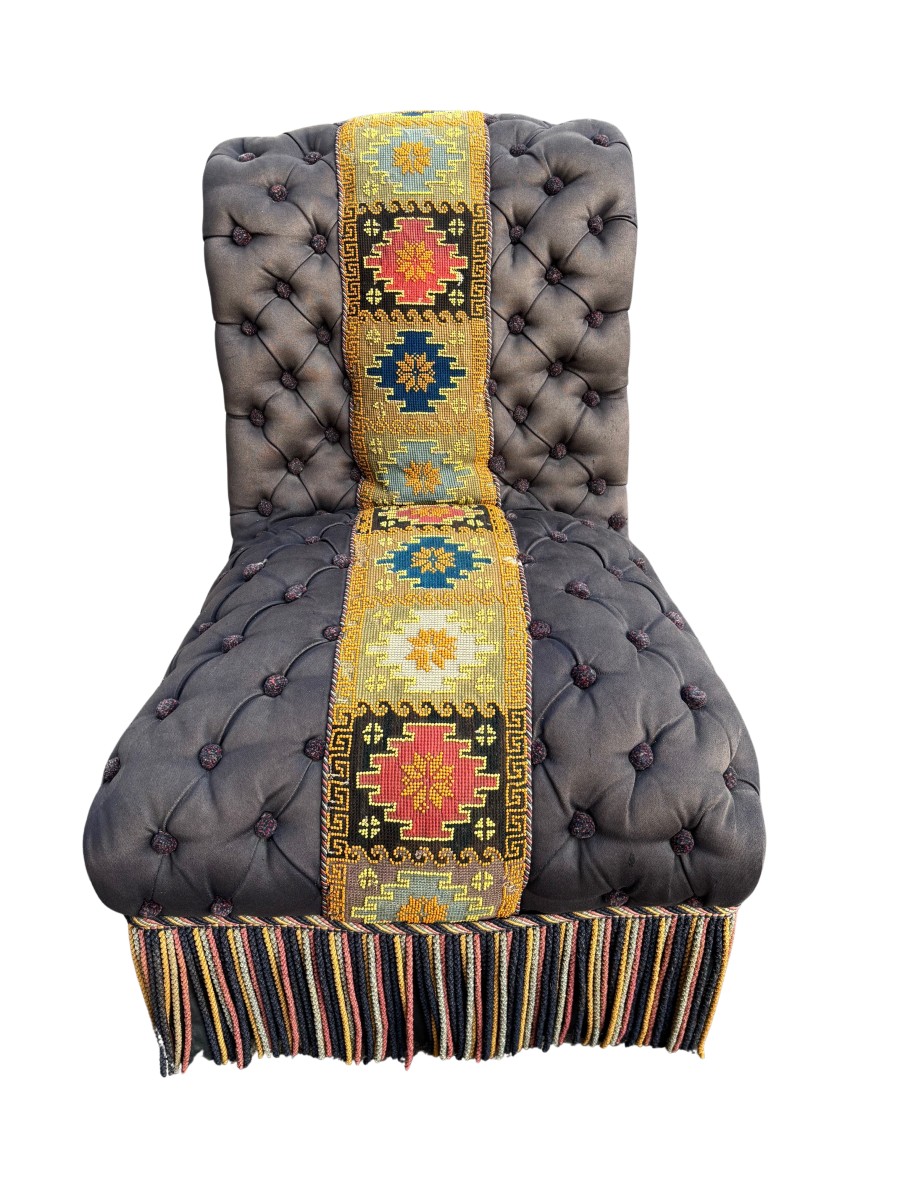 Poltroncina toscana  in tessuto con decorazione a perline