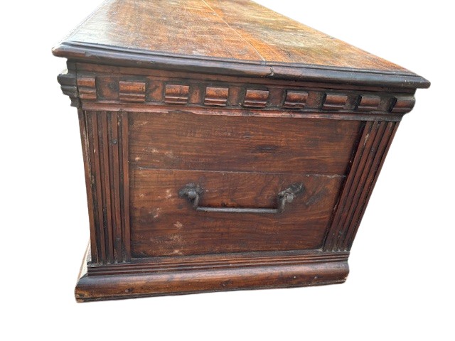 Cassone piemontese in noce (restauri)-photo-1