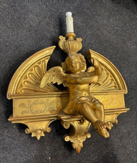 Coppia di sculture raffiguranti angeli in legno intagliato e dorato-photo-3