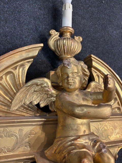 Coppia di sculture raffiguranti angeli in legno intagliato e dorato-photo-4