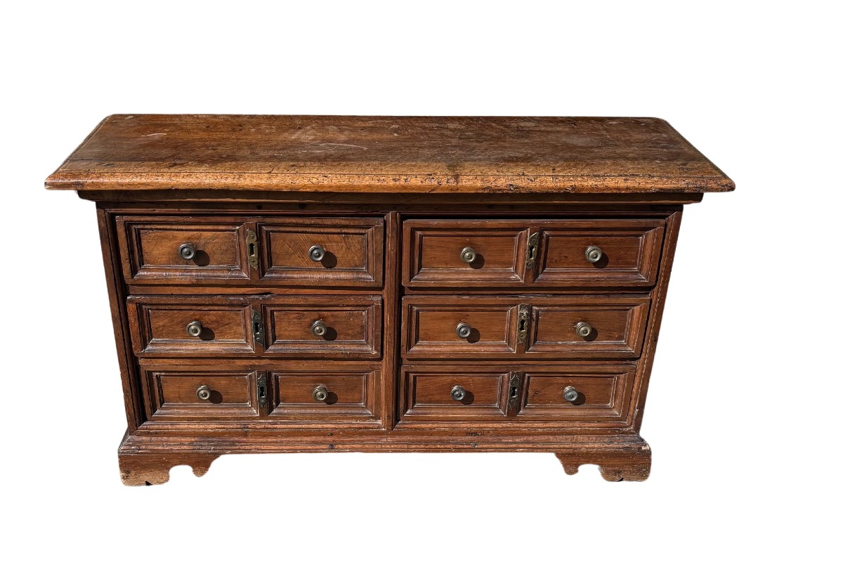 Piccolo mobiletto in noce  a cassetti