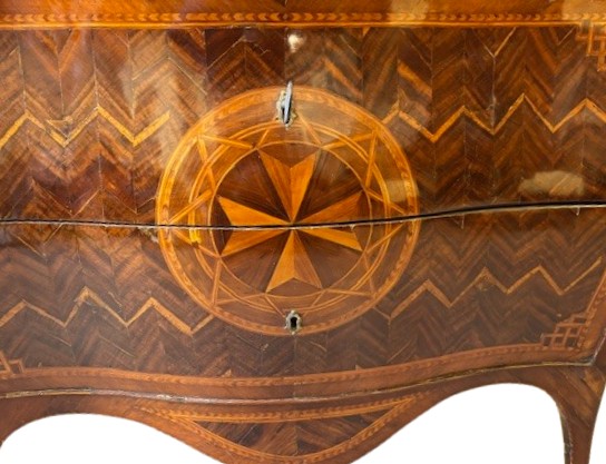 Comò lastronato ed intarsiato con la Croce di Malta-photo-2