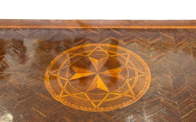 Comò lastronato ed intarsiato con la Croce di Malta-photo-3