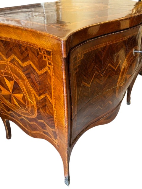 Comò lastronato ed intarsiato con la Croce di Malta-photo-1