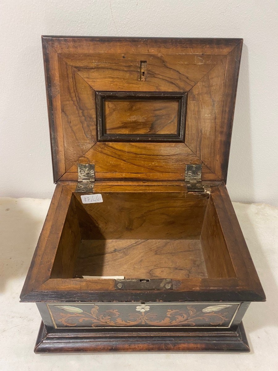 Cofanetto in noce intarsiato in legni pregiati e madreperla,Firenze-photo-4
