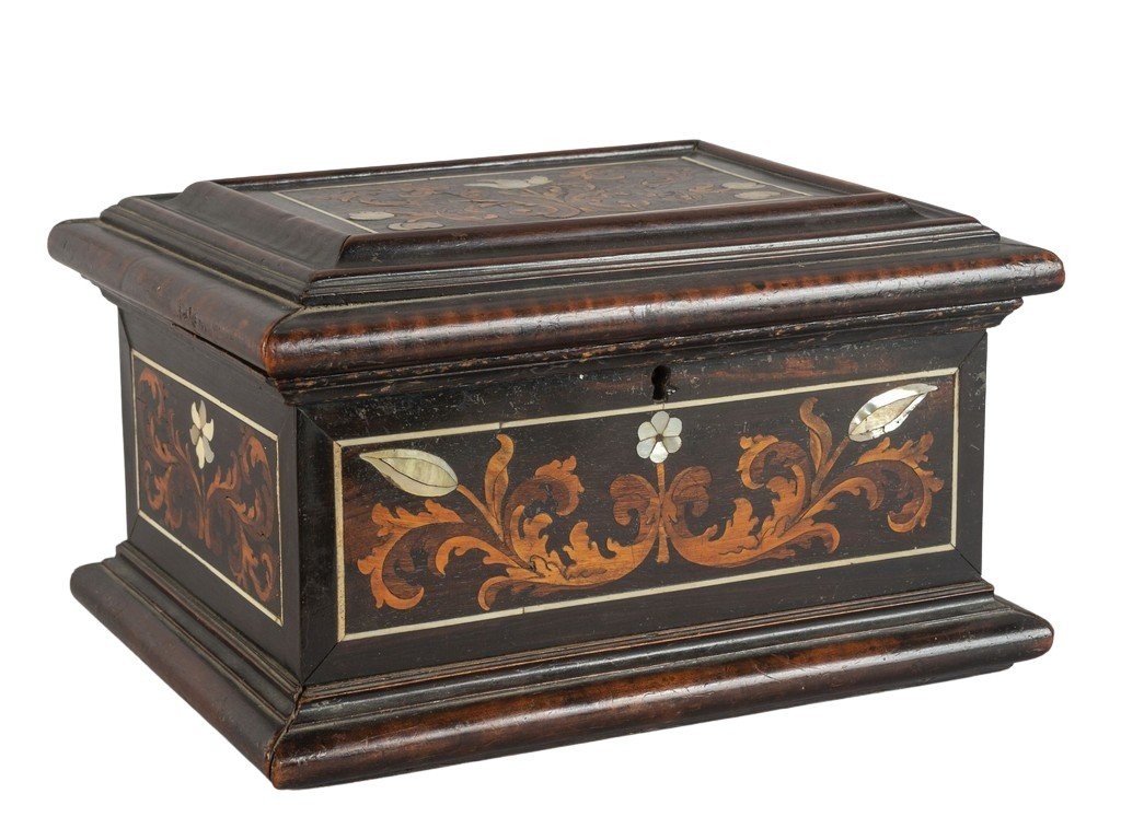 Cofanetto in noce intarsiato in legni pregiati e madreperla,Firenze