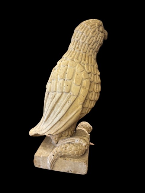 Scultura raffigurante un rapace che trattiene tra le zampe un serpente -photo-2