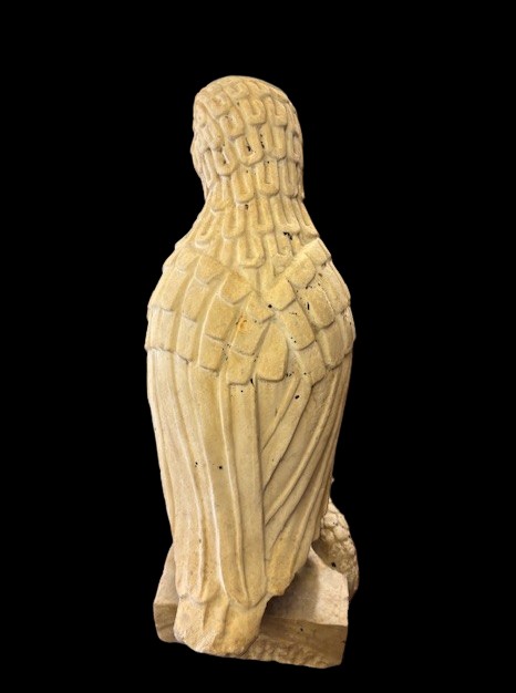 Scultura raffigurante un rapace che trattiene tra le zampe un serpente -photo-3