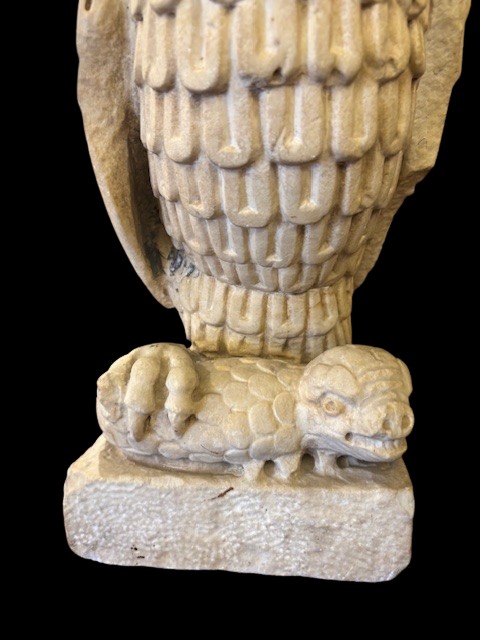 Scultura raffigurante un rapace che trattiene tra le zampe un serpente -photo-4