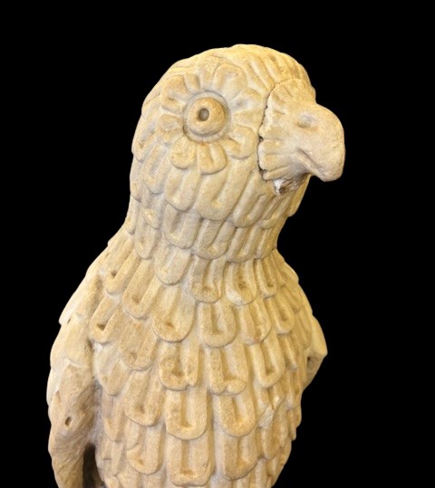 Scultura raffigurante un rapace che trattiene tra le zampe un serpente -photo-1