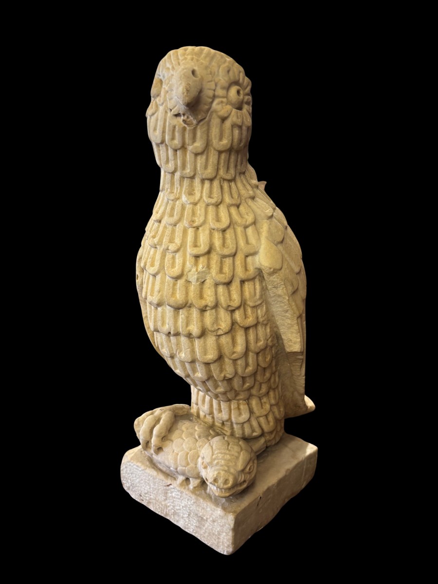 Scultura raffigurante un rapace che trattiene tra le zampe un serpente 