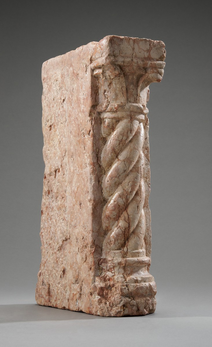 lesena con colonna tortile in marmo rosso di Verona