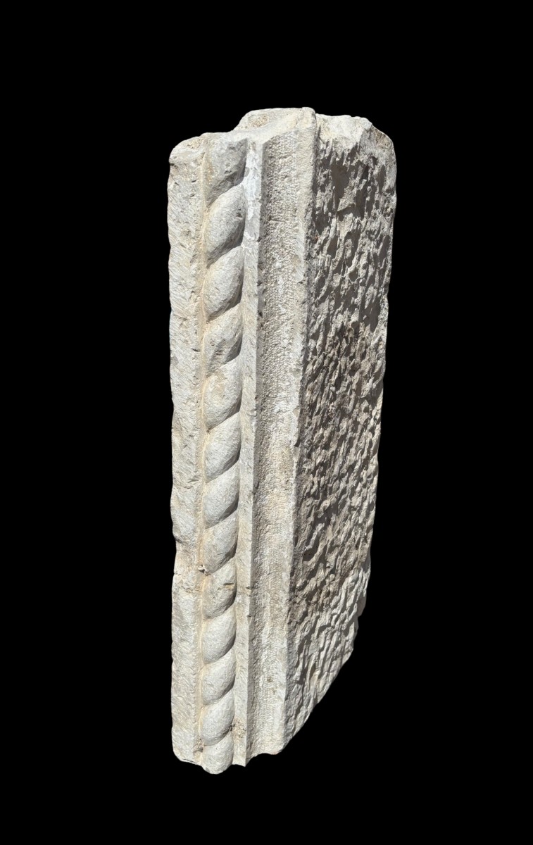 Frammento di fregio veneziano  in marmo bianco d'Istria