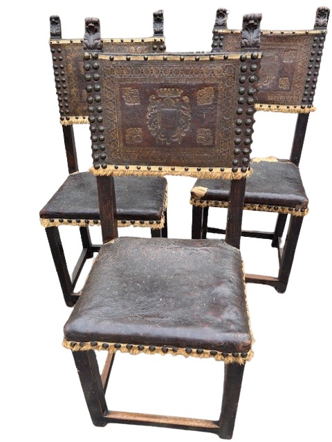 gruppo di 4 sedie in noce con cuoio impresso con stemmi -photo-2