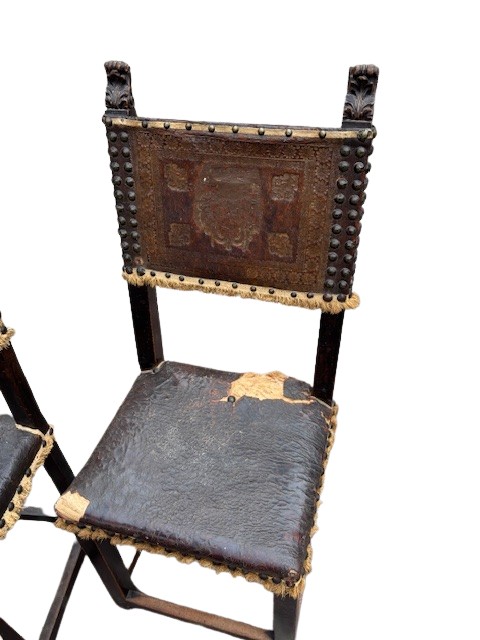 gruppo di 4 sedie in noce con cuoio impresso con stemmi -photo-4