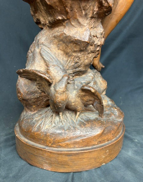 Scultura in terracotta raff. una Ninfa che osserva una coppia di colombe firmata "Rougelet"-photo-3