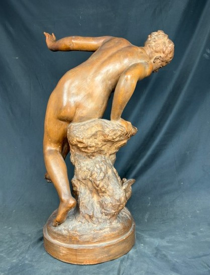 Scultura in terracotta raff. una Ninfa che osserva una coppia di colombe firmata "Rougelet"-photo-4