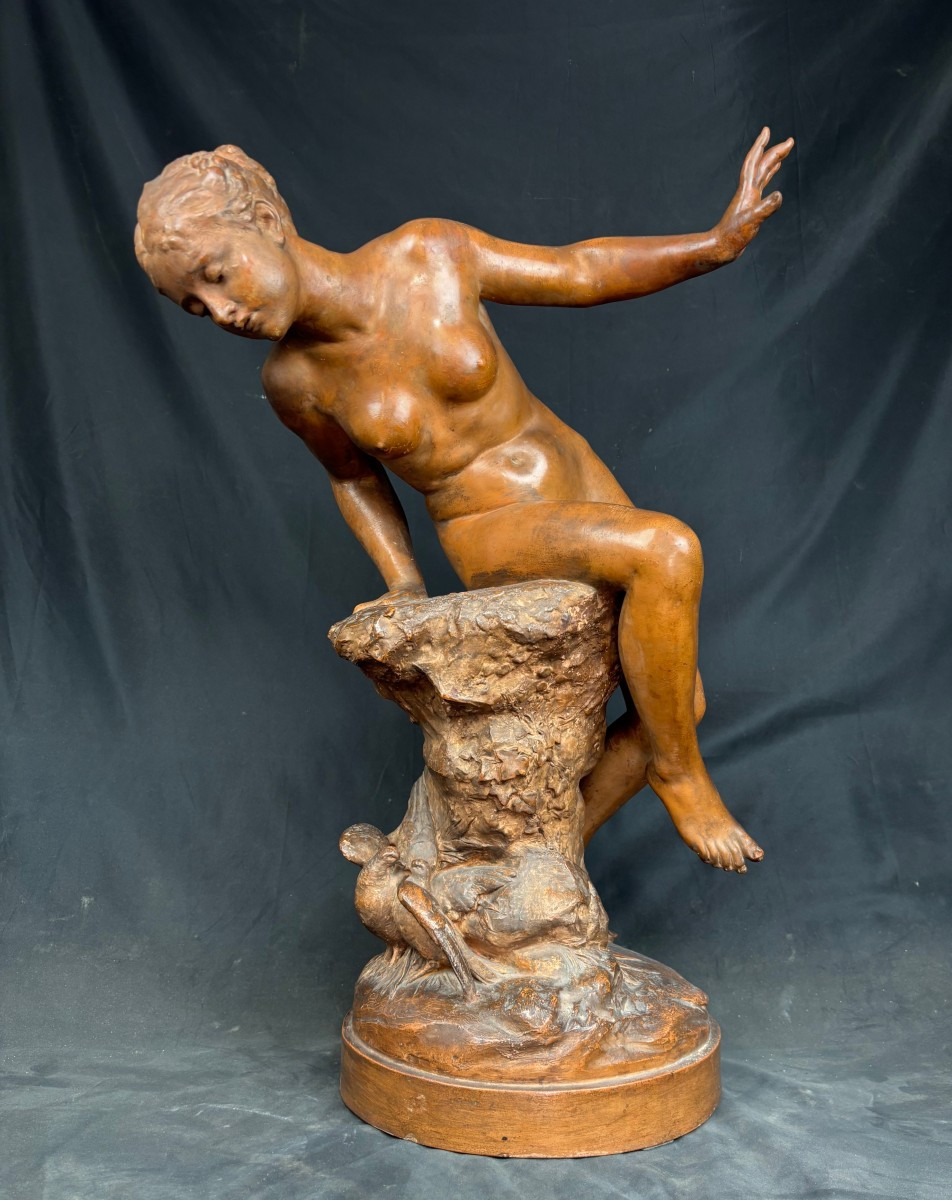 Scultura in terracotta raff. una Ninfa che osserva una coppia di colombe firmata "Rougelet"