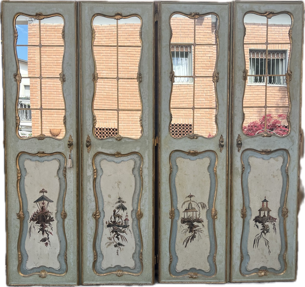Coppia di porte doppie in legno dipinto e parzialmente dorato di area veneziana