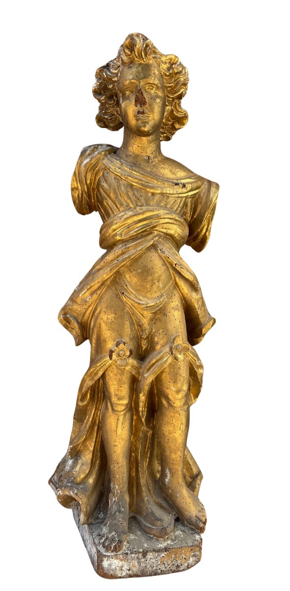 scultura in legno dorato raffigurante un angelo