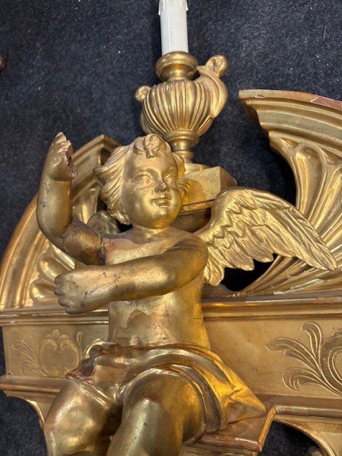 Coppia di sculture raffiguranti angeli in legno intagliato e dorato-photo-1