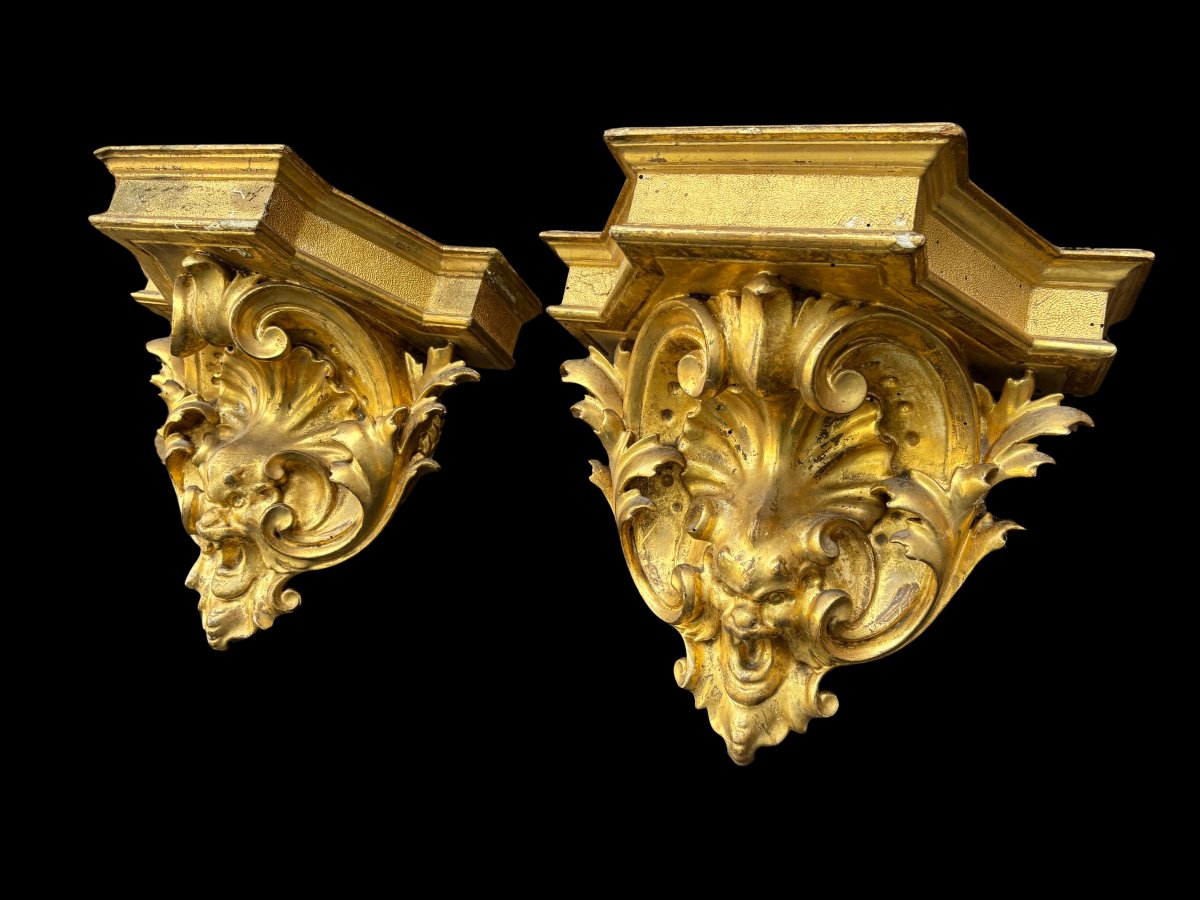 Coppia di mensole in legno intagliato e dorato 