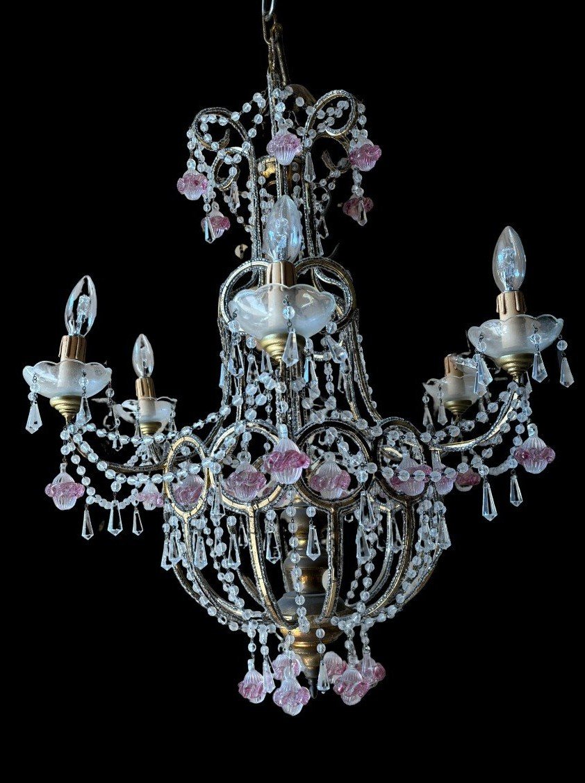Lampadario in metallo e cristalli colorati