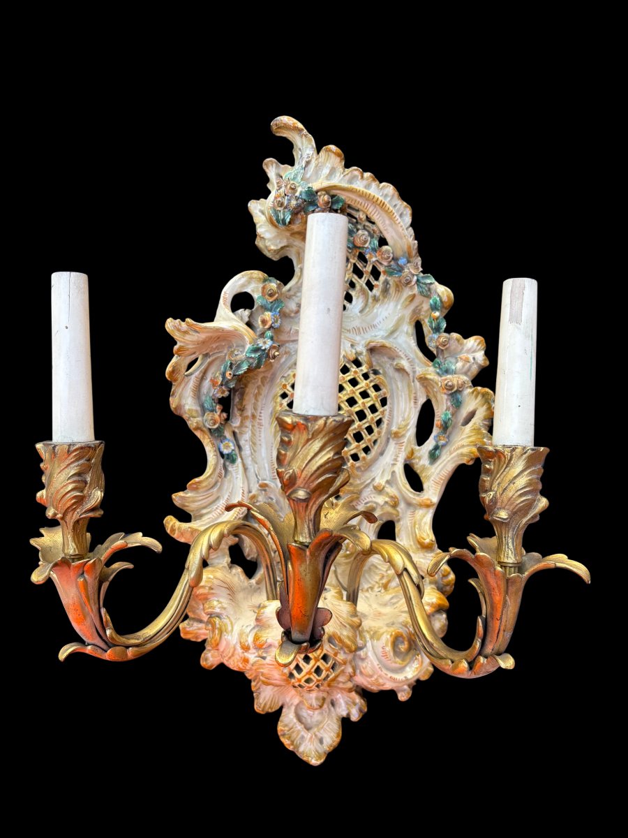 Applique in ceramica policroma con braccio in bronzo